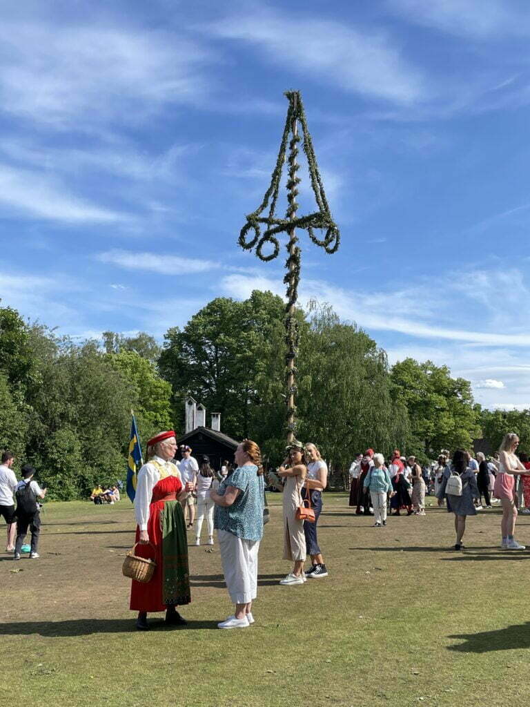 Skansen'deki geleneksel kostümlü İsveç teyzesi